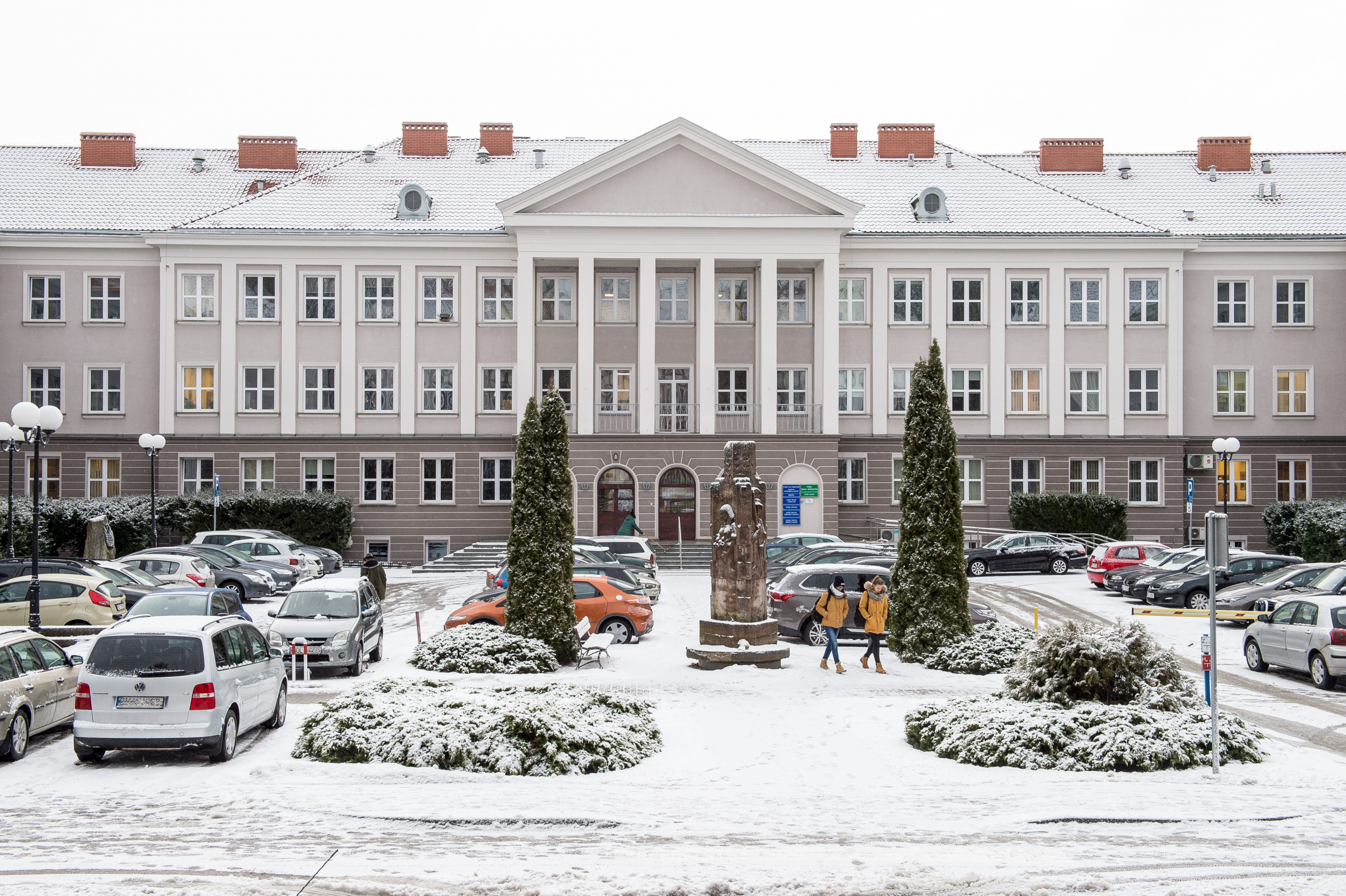 Budynek przy ul. Oczapowskiego 5 w zimowej scenerii